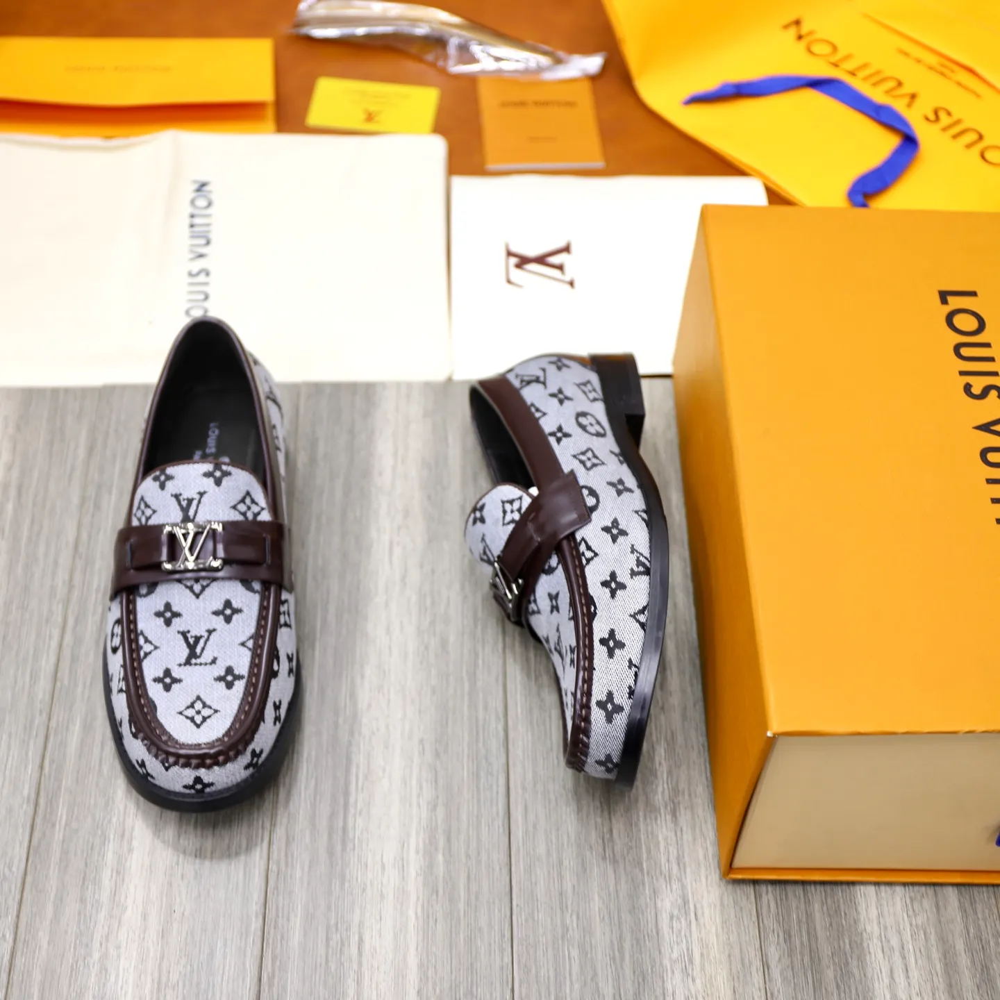 Men's shoes 💰: 💰900LV Louis Vuitton slip-on loafers, top quality products produced in Dongguan, ready for sale! This LV Glove loafer is made of selected soft cowhide, with a slightly wrinkled leather surface and a very high-end texture. Each pair is unique. The leather surface is light and soft, with a fine texture and good luster. It is a classic loafer style, with exquisite handmade mark stitching on the toe, and a square toe configuration to highlight the classic style. The horizontal band has hot-printed LV three-dimensional letters, semi-solid handcrafts and a genuine leather outsole, and a rubber patch on the heel to create wear-resistant performance and comfort. One of the must-have loafers for men! Comes with full original packaging! Code number: 38-39-40-41-42-43-44 (38, 45, 46 customized) standard leather shoe code
